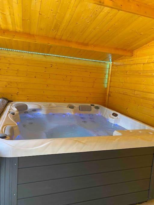 120m2 Acces Pmr Piscine Chauffee Et Jacuzzi Villa Orgnac-l'Aven